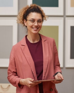woman-using-tablet-pc-2021-08-29-03-03-04-utc-2-5.jpg